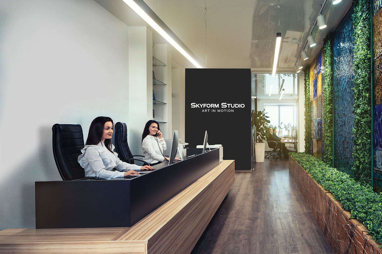 Зона ресепшена SKYFORM STUDIO с двумя администраторами за современными столами, черной стеной с логотипом компании и вертикальной зеленой стеной с декоративными панелями.