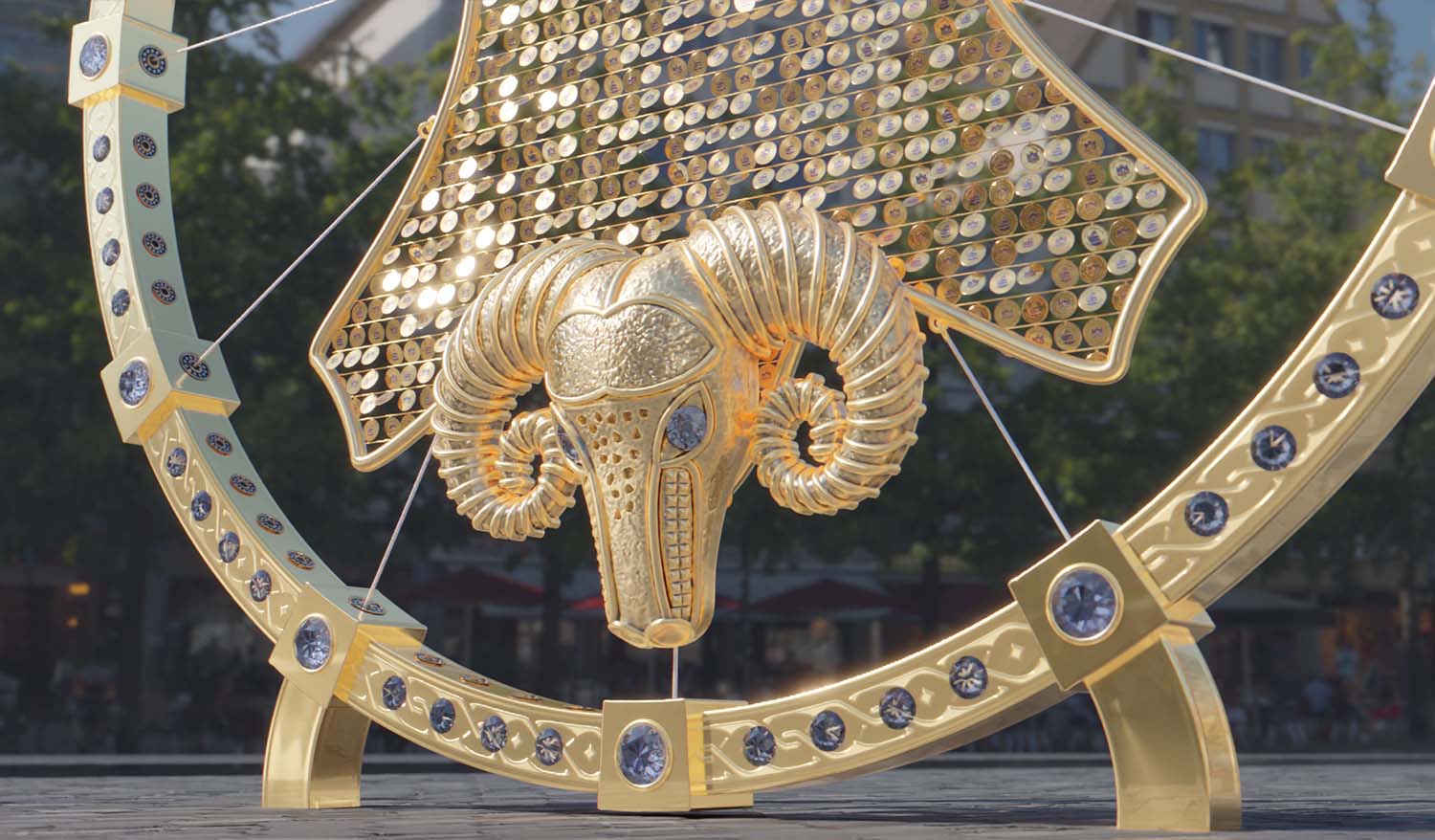 Деталь кинетической инсталляции «Золотое руно» днём — позолоченная голова барана с фактурной поверхностью и декоративными вставками, расположенная внутри круглой рамы с инкрустированными элементами.