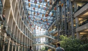 Кинетическая инсталляция «Воздушный флот» под стеклянной крышей многоуровневого атриума аэропорта, где десятки дирижаблей и аэростатов парят над посетителями.