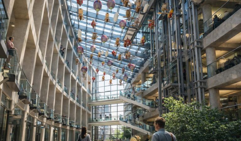 يقع العمل الفني الحركي "الأسطول الجوي" تحت السقف الزجاجي لردهة المطار متعددة المستويات، حيث تحلق العشرات من المناطيد والبالونات فوق الزوار.