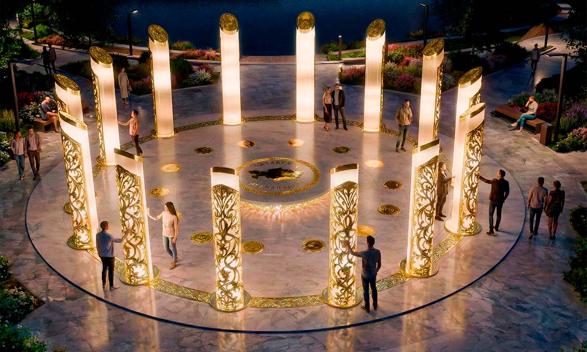 Ночная визуализация интерактивной инсталляции «Богатство Нации» — 14 светящихся колонн с золотым орнаментом образуют круг вокруг центральной платформы с картой Казахстана; посетители касаются колонн, а тёплая подсветка отражается на мраморной площади у воды.