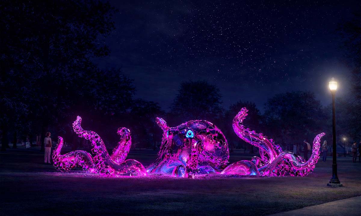 Неоновый розово-фиолетовый световой паблик арт в форме гигантского осьминога расположен на лужайке парка ночью; вокруг видны посетители и фонари, на фоне тёмного звёздного неба.