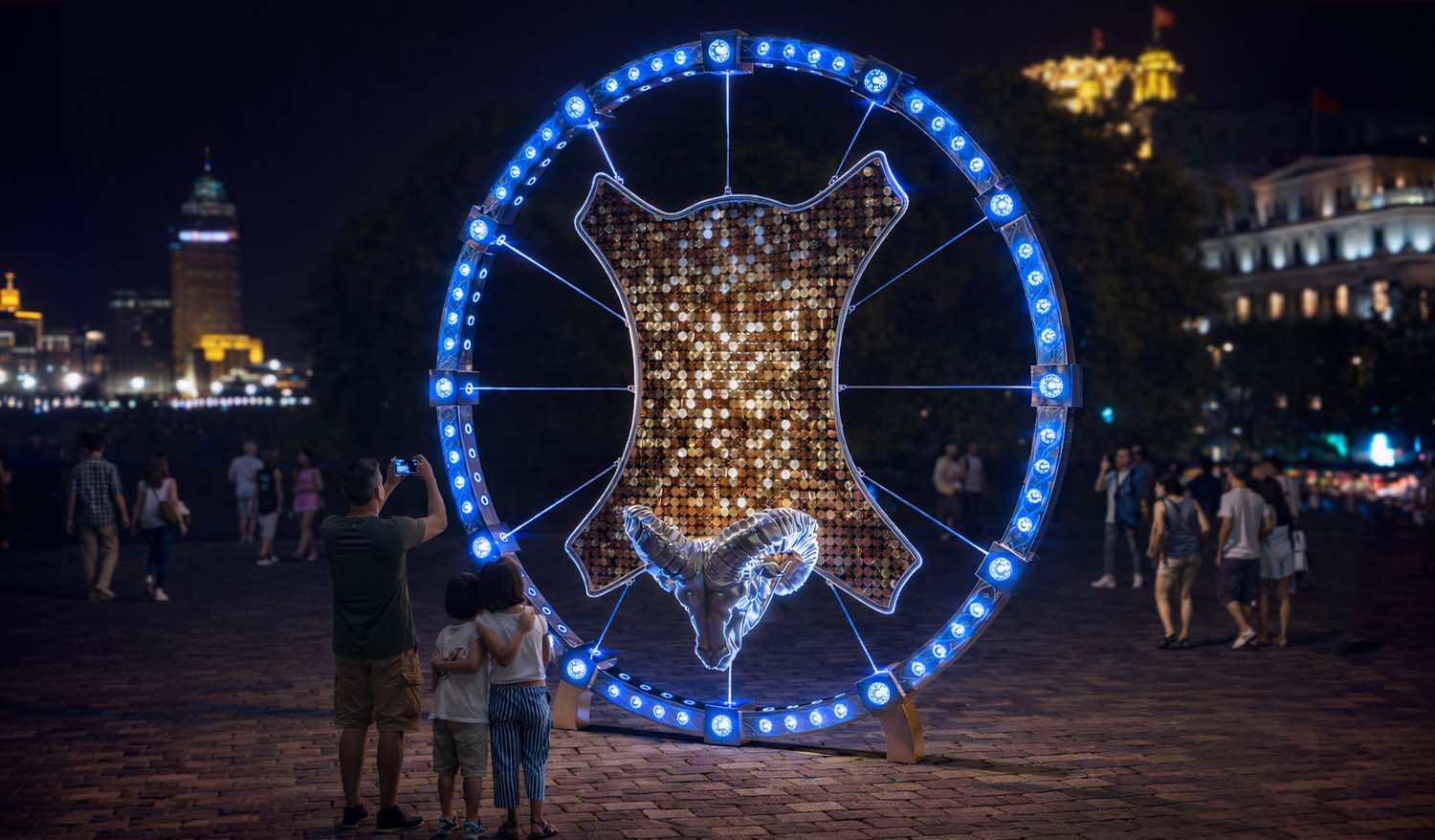 Ночная кинетическая инсталляция «Золотое руно» с подсвеченной синей светодиодной рамой и мерцающим золотым полотном в центре; семья с детьми фотографирует арт-объект на городской набережной.